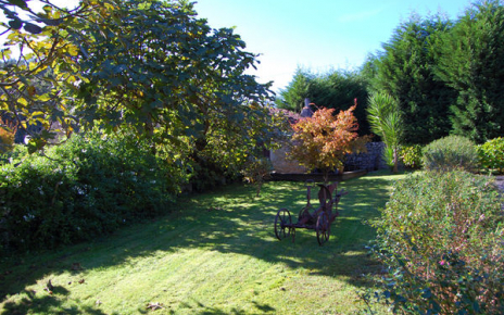 El jardín rodea la casa para que los niños jueguen